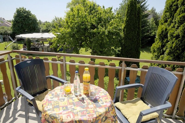 Ferienwohnung 5 mit Balkon-Blick vom Balkon in den Garten
