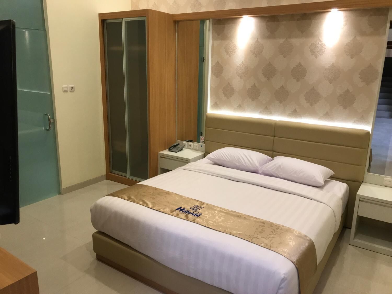 高档床上用品、办公桌、免费 WiFi、床  单