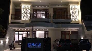 Bagian depan properti - sore/malam