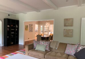 Téléviseur connecté, lecteur de DVD, livres, sélection de films