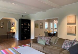 Téléviseur connecté, lecteur de DVD, livres, sélection de films