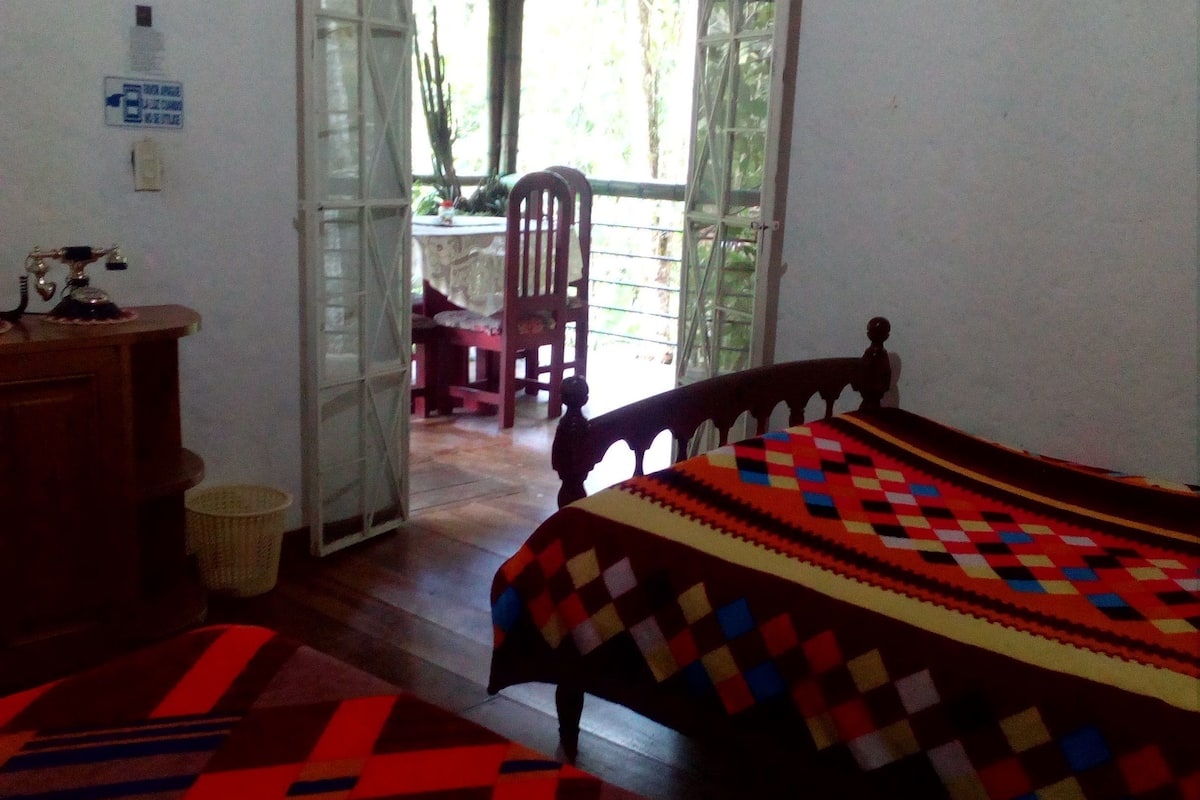 Espacio para trabajar con laptop y tabla de planchar con plancha