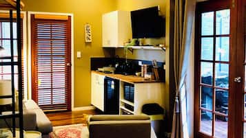Superior Villa, 1 Katil Ratu (Queen), Garden View | Ruang tamu | 32 inci sebuah televisyen pintar dengan satelit, TV, Netflix