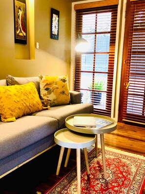 Superior Villa, 1 Queen Bed, Garden View | Living area