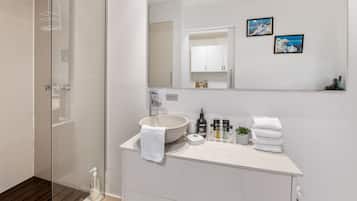 Appartement supérieur, 1 grand lit et 1 canapé-lit, vue sur le jardin | Salle de bain | Douche, douche cascade, articles de toilette (gratuits)