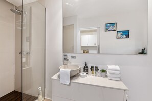 Superior-Apartment, 1 Queen-Bett und Schlafsofa, Gartenblick | Badezimmer | Dusche, Regendusche, kostenlose Toilettenartikel, Haartrockner