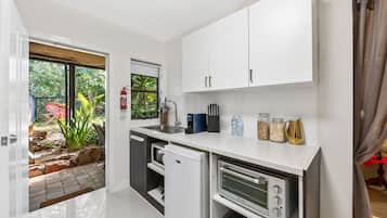 Superior-Apartment, 1 Queen-Bett und Schlafsofa, Gartenblick | Eigene Kochnische | Mini-Kühlschrank, Mikrowelle, Espressomaschine