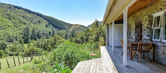 Provence Stone Cottage - Wairarapa Retreat mit Quellwasser und natürlicher Kraft