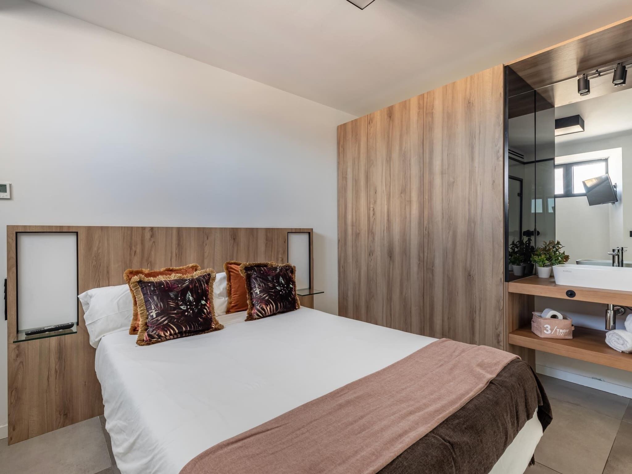 2 bedrooms, iron/ironing board, travel crib, free WiFi