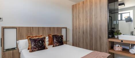 2 bedrooms, iron/ironing board, travel crib, free WiFi