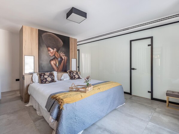 2 habitaciones, tabla de planchar con plancha y cuna de viaje