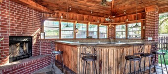 Lindamente Decorado Ranch Fechado com Piscina em 25 Acres