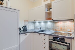 Kühlschrank, Mikrowelle, Ofen, Geschirrspüler