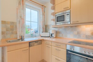 Kühlschrank, Mikrowelle, Ofen, Geschirrspüler