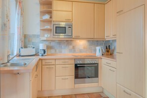 Kühlschrank, Mikrowelle, Ofen, Geschirrspüler