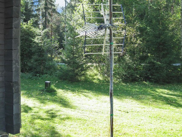 A metal antenna structure in a grassy area with trees in the background. - Maunonlahti by Interhome (Lieksa)