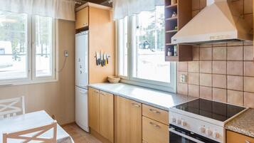 冷蔵庫、電子レンジ、食器洗い機、調理器具と食器