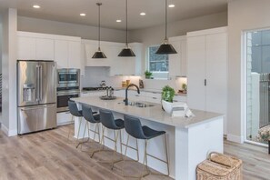 Refrigerador, microondas, horno y parrilla de estufa 