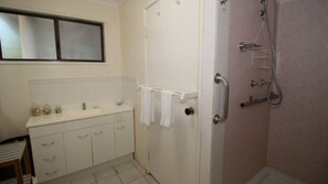 Articles de toilette gratuits, sĂšche-cheveux, serviettes fournies