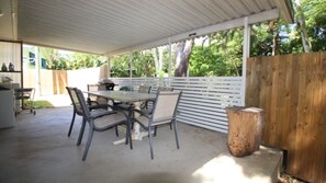 Outdoor dining - Seaward Cottage, Nelly Bay (NELLY BAY)