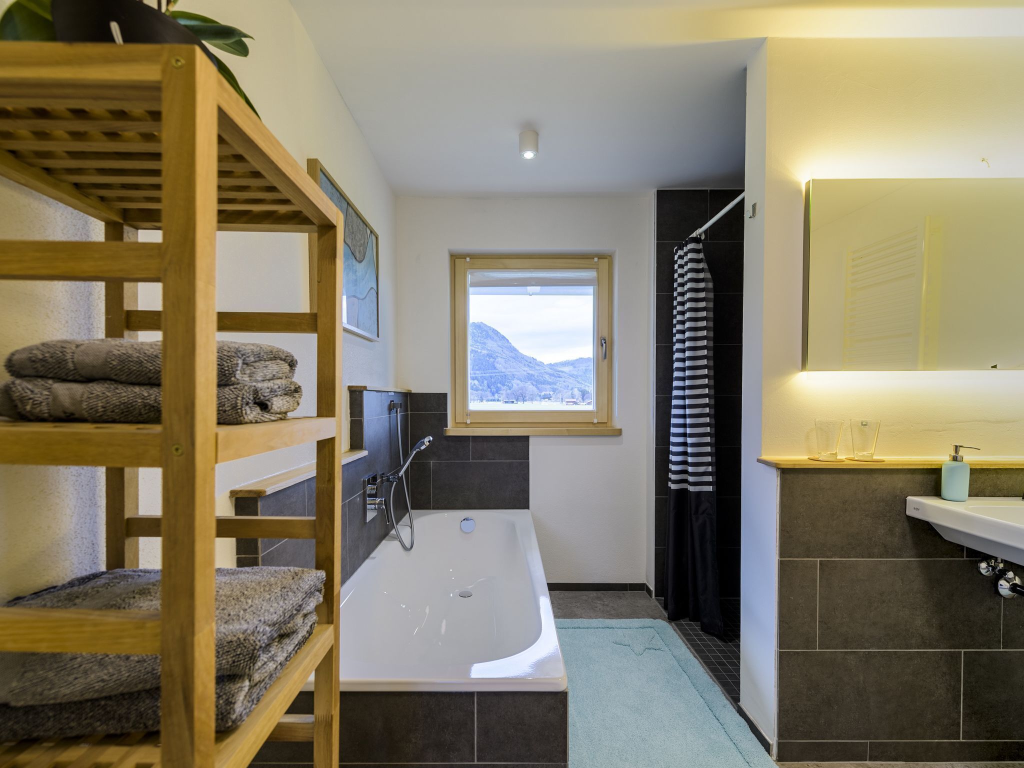 Badewanne, Haartrockner, Handtücher