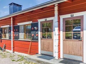 Ein rotes Gebäude mit zwei Türen, die mit 9 und 10 gekennzeichnet sind, und einem Schornstein.