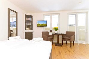 1 bedroom, bed sheets
