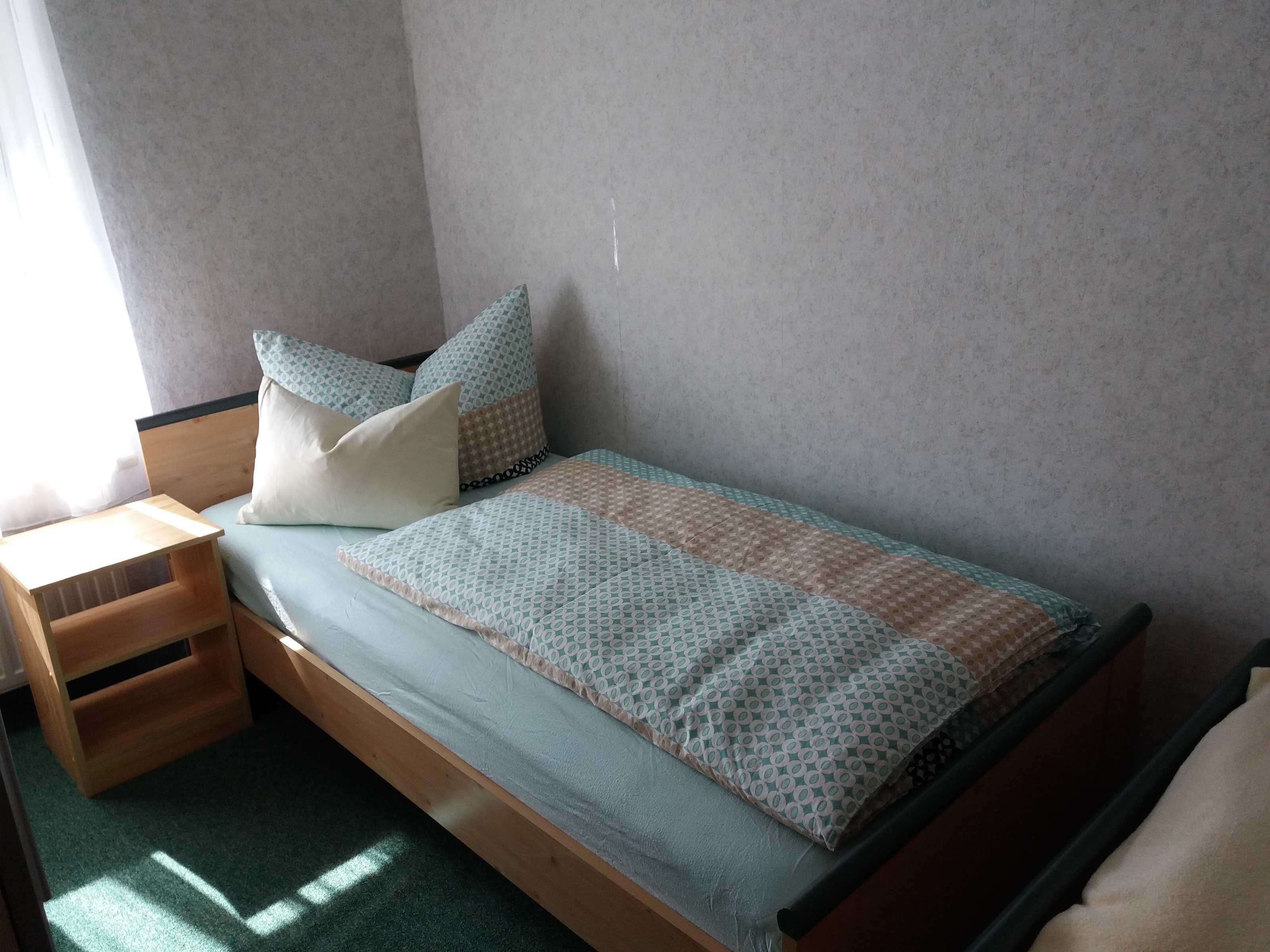 4 Schlafzimmer, Schreibtisch, Bettwäsche