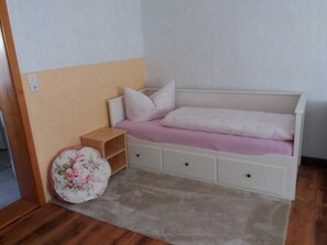 4 多间卧室、办公桌、床单