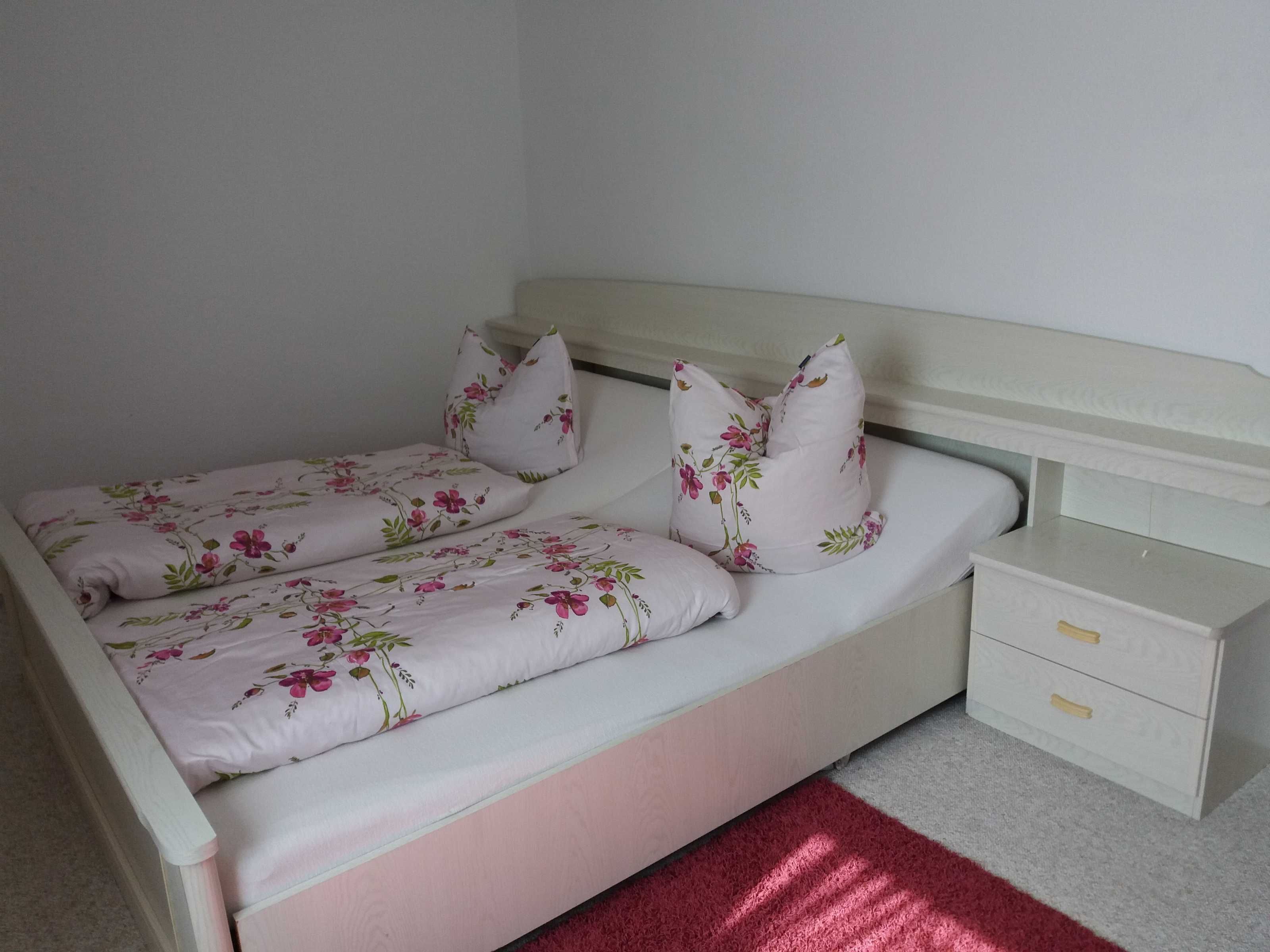 4 Schlafzimmer, Schreibtisch, Bettwäsche