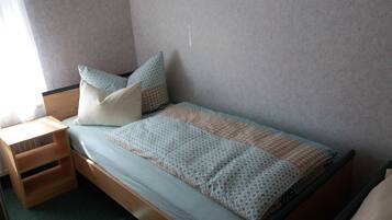 4 bedrooms, desk, bed sheets