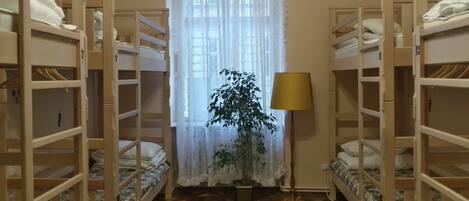 Dortoir Partagé, dortoir mixte (Bed in 14-bed Room) | Fer et planche à repasser, draps fournis