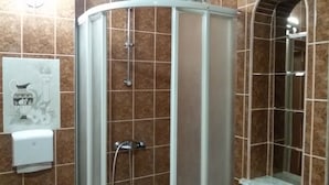 共同ドミトリー 男女共用ドミトリー (Bed in 14-bed Room) | バスルーム | シャワー、ヘアドライヤー、石鹸、トイレットペーパー