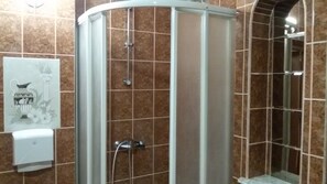 Bed in 14-bed Mixed Dormitory Room | Bathroom | Shower, hair dryer, soap, toilet paper - Cinema Hostel (Lviv)