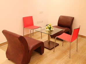 Camera Deluxe | Area soggiorno | TV LED 32 pollici con canali satellitari, TV