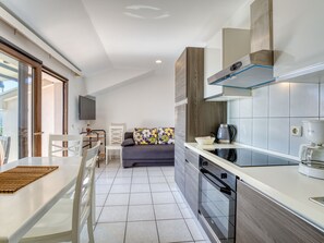 Frigorifero, forno, lavastoviglie, pentole/stoviglie/utensili