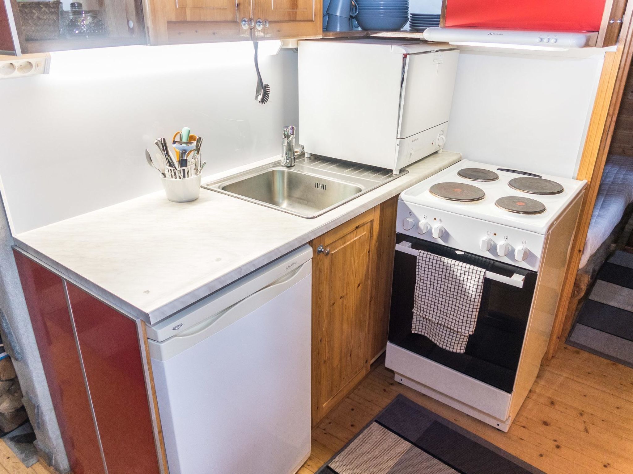 Jääkaappi, mikroaaltouuni, astianpesukone, syöttötuoli