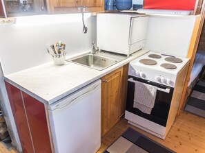 Een koelkast, een microgolfoven, een vaatwasser, een kinderstoel