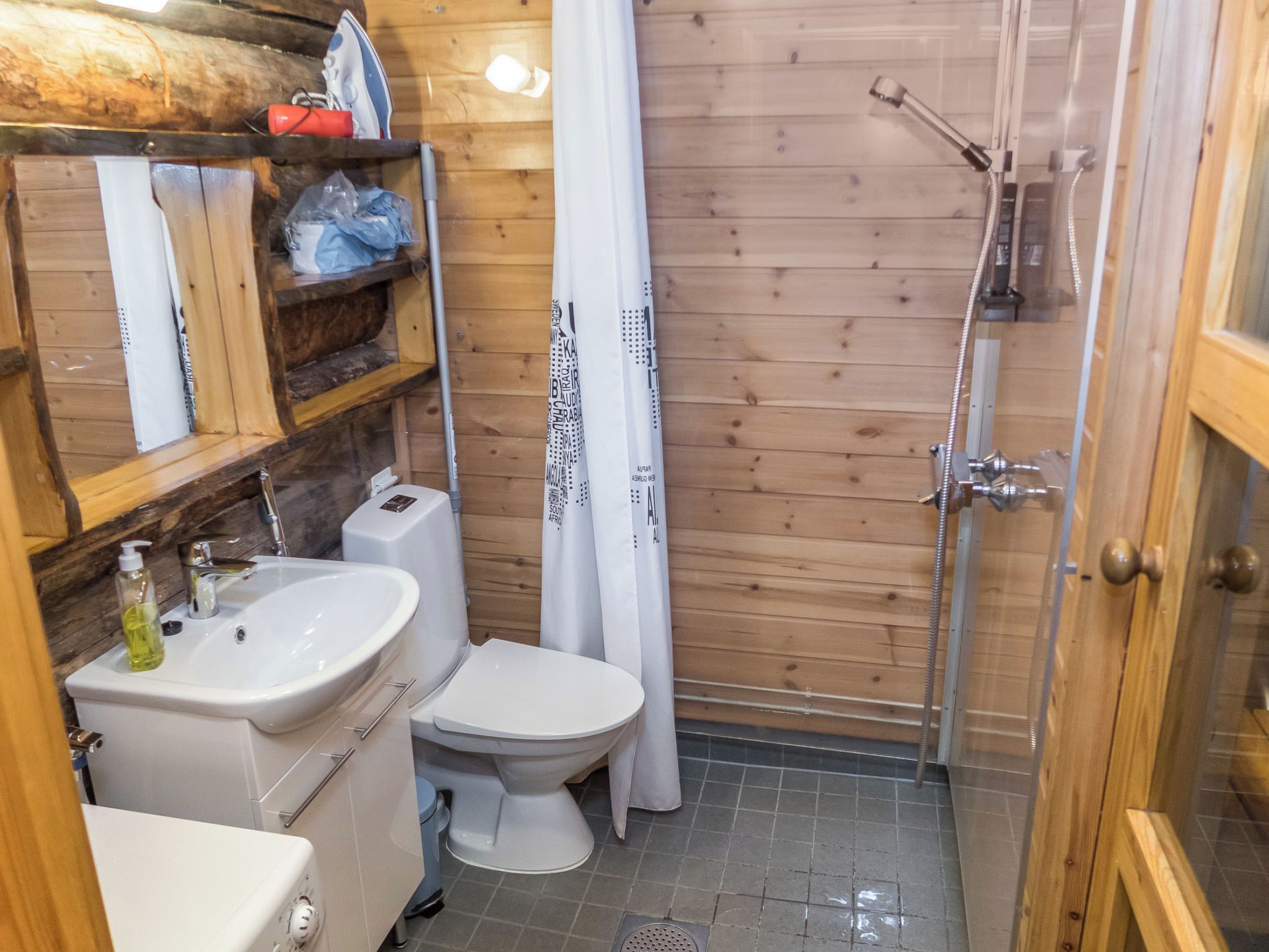 Une petite salle de bain comprenant un lavabo, des toilettes et une douche.