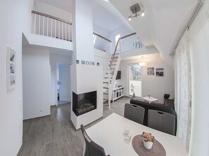 Unclassified image, 4 of 21, button