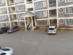 Free self parking - Johiz Casa JKIA (Syokimau)
