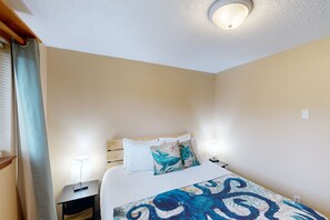 2 bedrooms, iron/ironing board, free internet, bed sheets