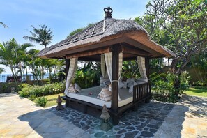 Property grounds - Villa Lotus - 8BR Beachfront Villa With Private Pool And Staff (Seririt)