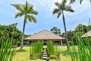 Property grounds - Villa Lotus - 8BR Beachfront Villa With Private Pool And Staff (Seririt)