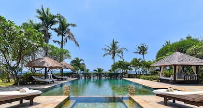 Villa de luxe face à la plage privée.