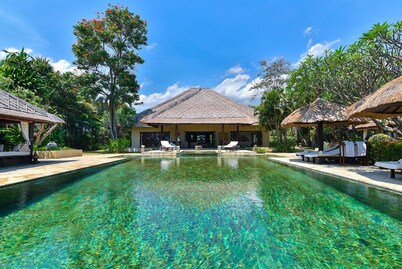 Villa Lotus - Let The Sea Set You Free