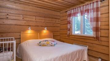 3 makuuhuonetta, työpöytä, internet