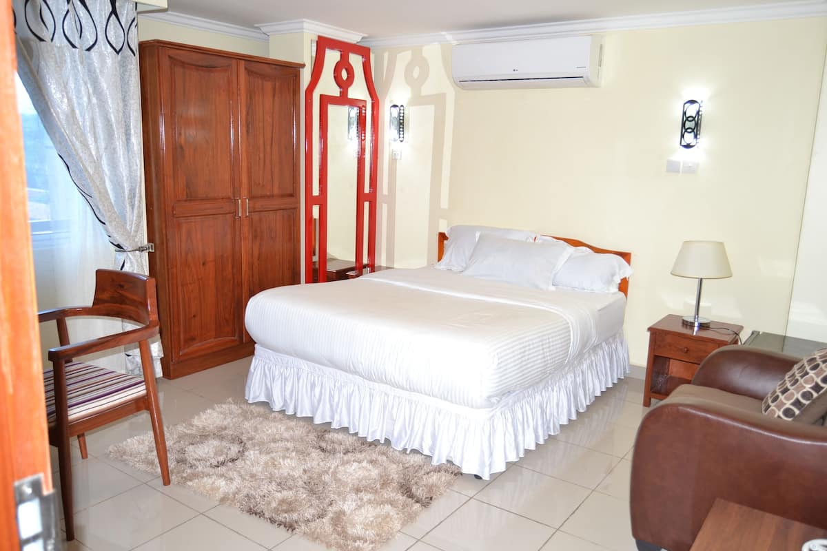 Espacio para trabajar con laptop y cortinas blackout