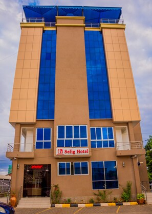 Vista frontal de la propiedad