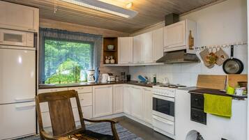 Køleskab, mikrobølgeovn, opvaskemaskine, køkkentøj/tallerkener/redskaber